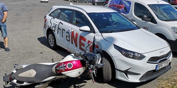 Žačka autoškoly motocykl doslova zasekla pod auto