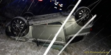 Policisté i hasiči varují řidiče