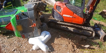 Při převrácení stavebního stroje byli zraněni dva lidé a na místo musel záchranářský vrtulník