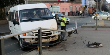 Aktuálně: Totálně opilý ukrajinec vletěl s dodávkou do tramvajové zastávky