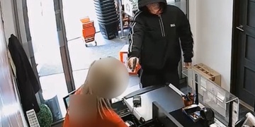 V ruce pistoli a na teplácích ACAB