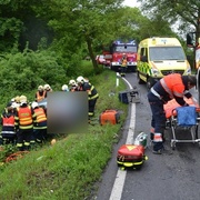 Nehoda nákladního vozu s osobním uzavřela silnici na Karlovy Vary
