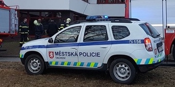 Opilý Rumun u Tesca onanoval před dětmi