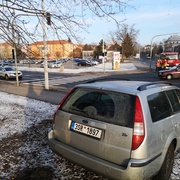 Po střetu skončilo auto mimo silnici