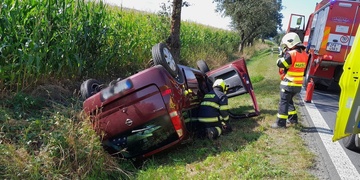Řidička skončila v příkopu s autem na střeše