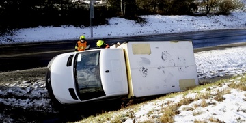 Řidič s dodávkou skončil v příkopu