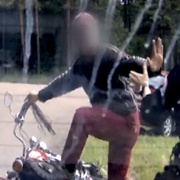 Ujíždějícího motorkáře policisté doslova uhonili