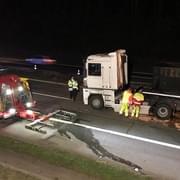 Havárie kamionu v noci uzavřela dálnici D5