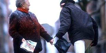 Seniorce odřízl kabelku a zapříčinil její pád