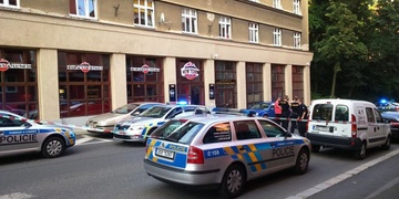 V Karlových Varech byl postřelen muž