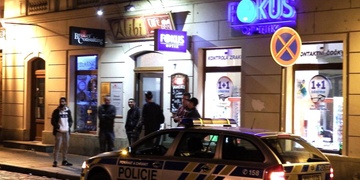 Opilý mladistvý si nejprve zpíval a pak napadal strážníky