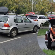 Viník nehody se zamkl v autě, nejprve nekomunikoval, pak prosil, ať to poškození nehlásí, a nakonec se začal hroutit