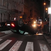 Bourali a převrátili auto přímo před služebnou PČR