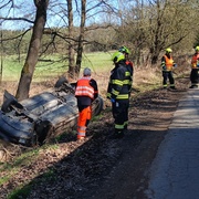 Muž s téměř třemi a půl promile skončil s autem na střeše