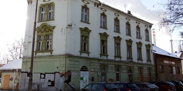 Se zmrzlým kamarádem bydleli bezdomovci celý den