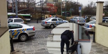 Policisté evakuují soudní budovy