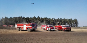 Nedaleko Hracholusek vypukl polní požár