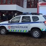 Opilý Rumun u Tesca onanoval před dětmi