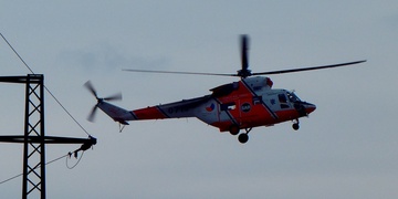 Vážná nehoda uzavřela silnici, na místě přistával vrtulník