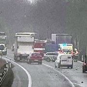 Hromadná dopravní nehoda uzavřela hlavní tah na Prahu