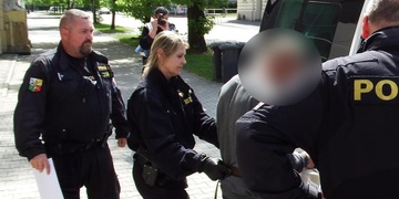 Dívku ležící na zemi mladík brutálně kopal do hlavy