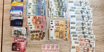 Nalezl 17 200 korun a 370 euro, přesto nezaváhal a vše odevzdal