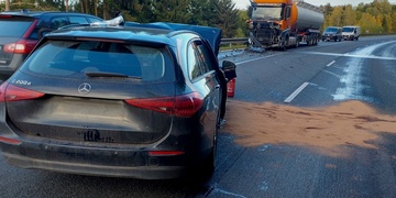 Vážná dopravní nehoda - střet osobního vozidla, dodávky a nákladního vozu