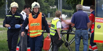 Motorkář dnes ráno na přechodu srazil školáka a z místa ujel