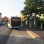 Muž se snažil dostat do rozjíždějícího se autobusu, nepovedlo se a skončil vážně zraněný v nemocnici