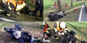 Motorkář narazil do stromu
