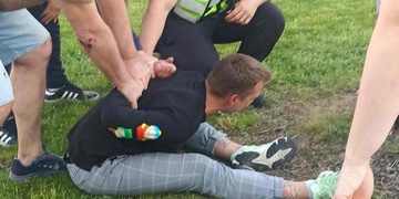 Opilý a zfetovaný řidič chtěl utéct od nehody, jenže si ho podali svědci