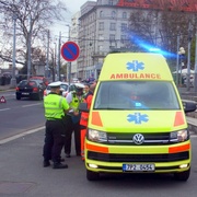 Auto srazilo chodce na přechodu
