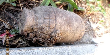 Při hrabání trávy našla ruční granát Janeček