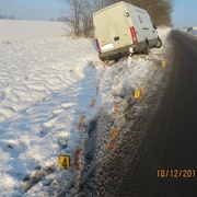 Opilý řidič havaroval a opilý cizinec se popral na policejní služebně