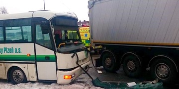 Srážka autobusu s kamionem