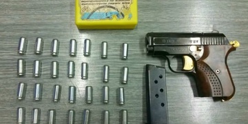 Hajloval a pak na kolemjdoucí ještě vytáhl pistoli