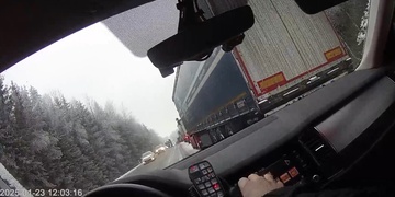 Policisté eskortovali ženu na operaci