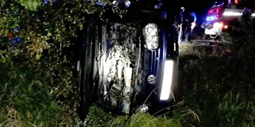 V noci vyletělo auto plné mládeže ze silnice