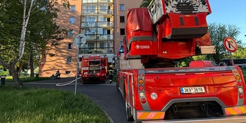 Požár v panelovém domě si vyžádal čtyři zraněné - aktualizováno