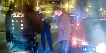 Po velice problematickém zastavení cizinec nadýchal přes tři promile