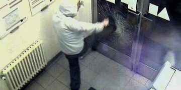 Neuvěřitelné - muž se vloupal přímo do policejní služebny!