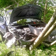 Jedno auto skončilo v příkopu, druhé ve stromě