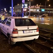 Další vůz z kolejiště museli vyprostit hasiči