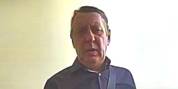 Poznáte muže na fotografii?
