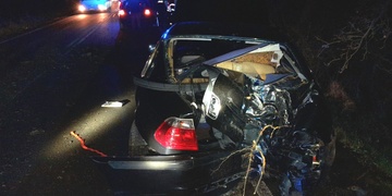 Mladý řidič nezvládl řízení, vyletěl s vozem ze silnice a střetl se stromem