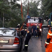 Přerazil s autem stromy a skončil nad tratí