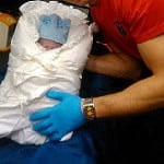 Maminka rodila na dálnici v sanitce!