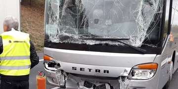 Nehoda autobusu na D5