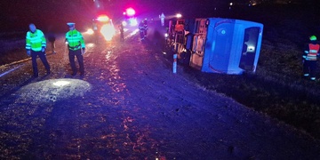 V převráceném autobuse zůstali uvězněni lidé