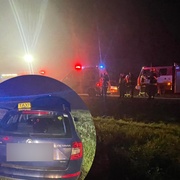 Opilý taxikář vyletěl s autem ze silnice